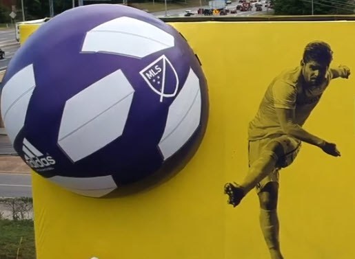 กระตุ้นยอดขายตั๋วฤดูกาลแข่งขันฟุตบอลแห่งเมืองแนชวิลล์ด้วยสื่อนอกบ้านเทคนิคพิเศษ