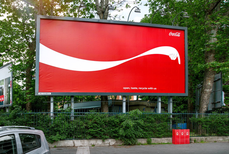 ​Iconic Brand! Coke แปลงเอาสัญลักษณ์ของแบรนด์ กลายเป็นป้ายบอกทางไปสู่ “ถังขยะรีไซเคิล”