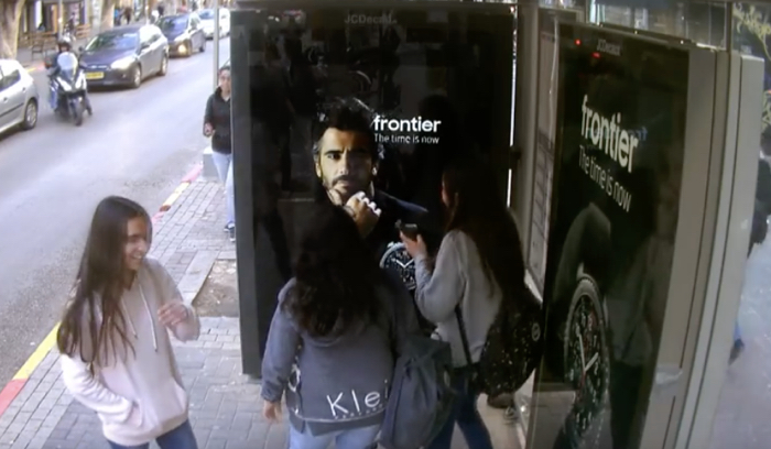ซัมซุงใช้บิลบอร์ดพูดได้ จัดนายแบบโฆษณาชวนคุยกับคนยืนรอรถเมล์ เรียกรอยยิ้มระหว่างรอรถ