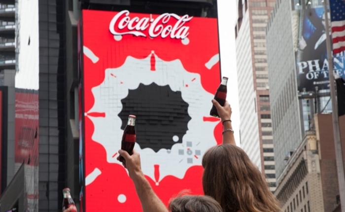 Coca-Cola ตอกย้ำความเป็นเจ้าแห่ง Outdoor Marketing ครั้งแรกกับป้าย 3D Robotic ณ Time Square
