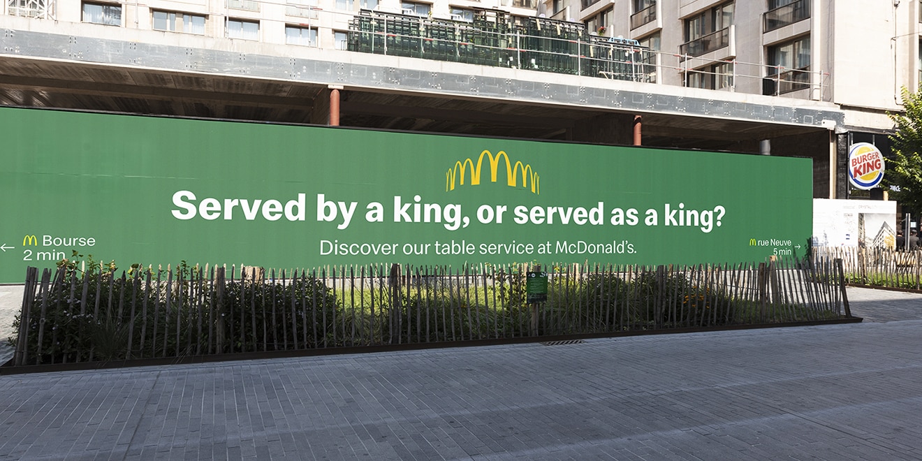 McDonald’s และ Burger King ต่อสู้กันด้วยป้ายโฆษณาบนถนนในเบลเยี่ยม